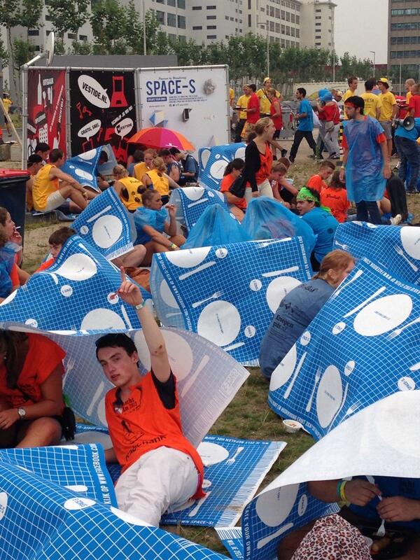 JvdW040's tweet image. De #SPACE040 picknickkleden zijn multifunctioneel! #intro040 #Vestide