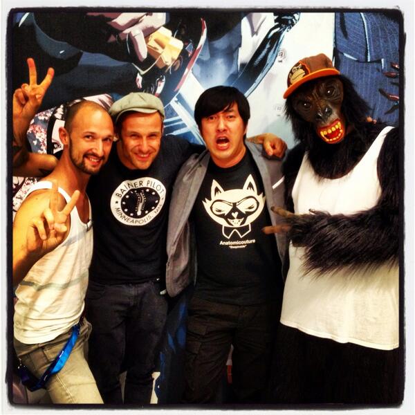 ট ইট র Suda51 須田剛一 二日目終了 ドイツのロックバンドdonotsと記念写真 Rt Gamescom二日目 Deep Silverさんブースでの Suda 51インタビューセッション終了です 本日もメディアの皆さんにお越し頂きました Http T Co Nfva2ttkgl