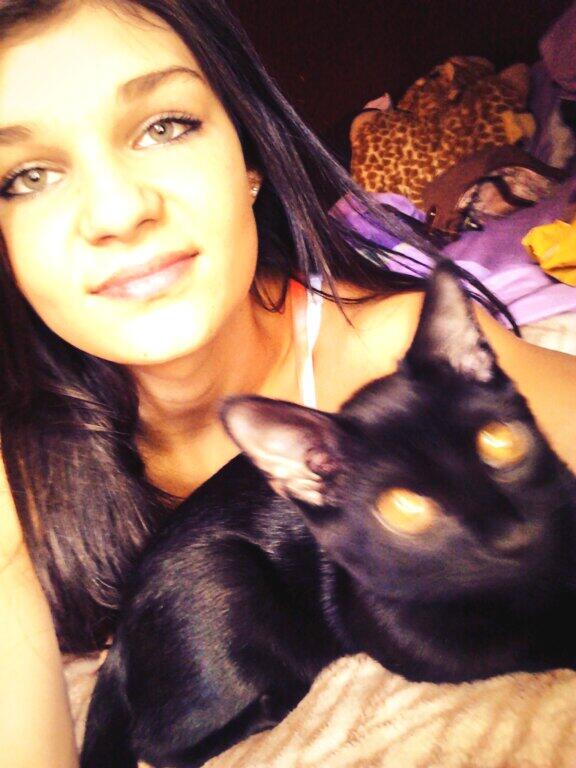 TerraJacksonnn's tweet photo. #marleyyyy #kittyyy http://t.co/wX89TjR6Js
