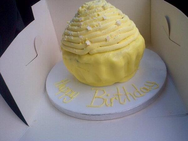 Archie2010Sarah's tweet image. Giant cupcake