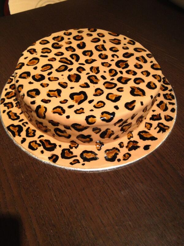 Drewclarke72's tweet image. @RenshawBaking using teddy bear brown fondant #easytoworkwith