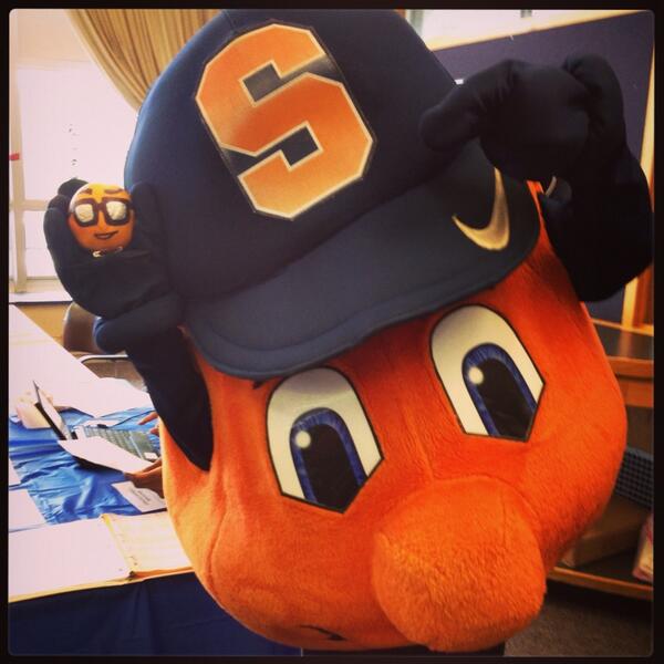 kylelizabeth01's tweet photo. Flint Hall found Otto. And Otto found his "orange nephew" from Flint Hall. #suwelcome #whattheflint #ifoundotto http://t.co/tLzcArFYGR