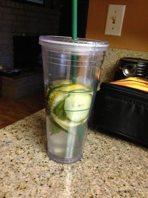 san_Chez_Mami's tweet photo. Enjoying a Refreshing &amp; healthy liquid! 😋🌴 http://t.co/g8aIk1fOd5