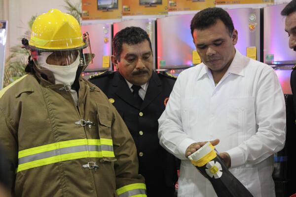 procivy's tweet photo. Ser Bombero es el sueño de muchos niños, pero solo es el orgullo y privilegio de pocos hombres. Feliz Día del Bombero http://t.co/73zGKKFwTV