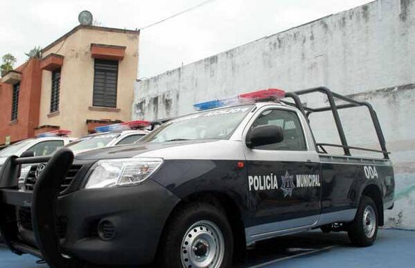 MoroleonGto's tweet photo. Compran camionetas y las tienen de adorno.Todo es lento en el gobierno de Juan Guzmán @periodicoAlDia  #Moroleón #PRD http://t.co/semN060YUu