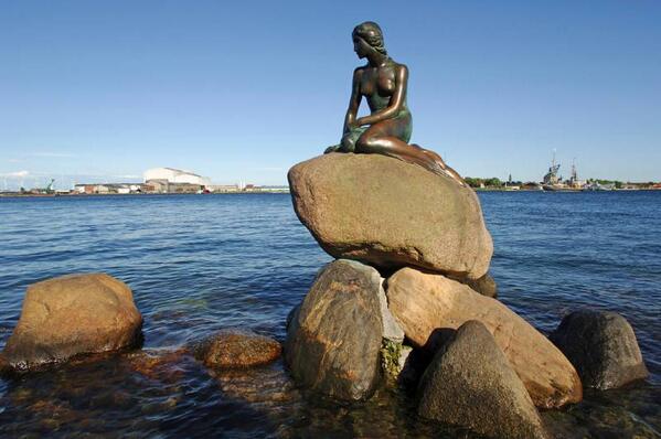 ヨーロッパ旅行 情報部 Pa Twitter 本日 8 23 は 人魚姫像 がコペンハーゲン港に設置されて100年目 世界12か国で 人魚姫 像に扮したモデルを撮影するイベントが東京スカイツリータウンにあるすみだ水族館にて同時開催 Http T Co Kx53qkoc1k Http T Co