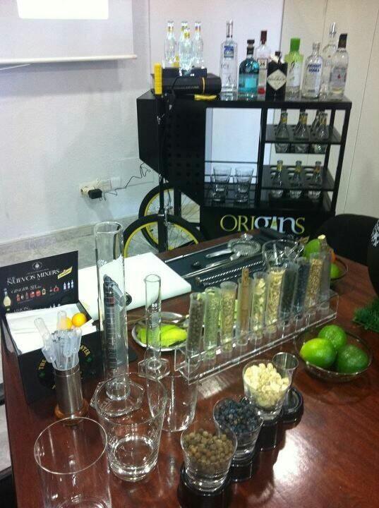 NicholsonPub's tweet photo. Además tendremos con nosotros a un coctelero profesional experto en Gin Tonics! http://t.co/jPiRIol5ih