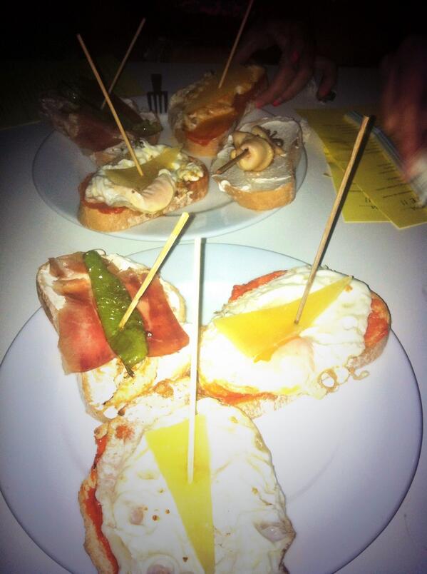 MacaDice's tweet photo. De cenita en #LaTiaPepa día de pinchos espectaculares! @PatriciaMolinaC @Andrea9mp @lorena__1992 compínchate! http://t.co/3Sueh4POtQ