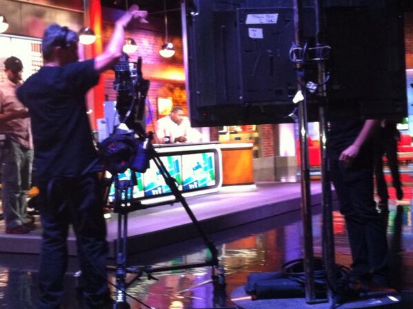 alisonlangstyle's tweet photo. We are liveeeee http://t.co/PMwxr1M2NI