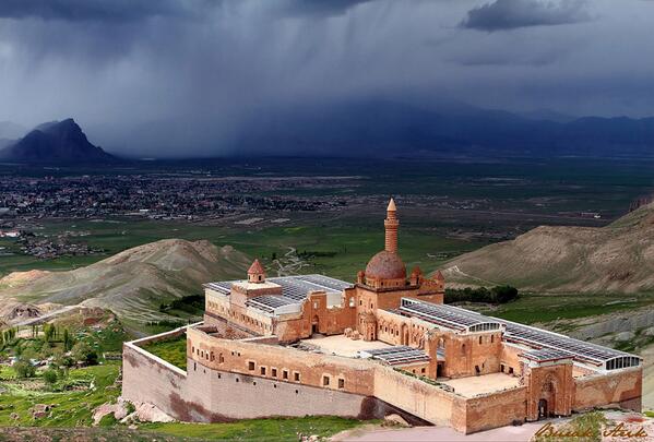 جامع قصر إسحاق باشا مع الاجواء الغائمة في تركيا #تركيا #سياحة