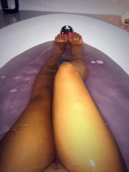 I wish y'all could smell me right now, taking a #lush bath!!!! #bathbombs http://t.co/9aiFy6ImDp<a href="/tag/lush"class="tags"><span>#lush</span></a><a href="/tag/bathbombs"class="tags"><span>#bathbombs</span></a>