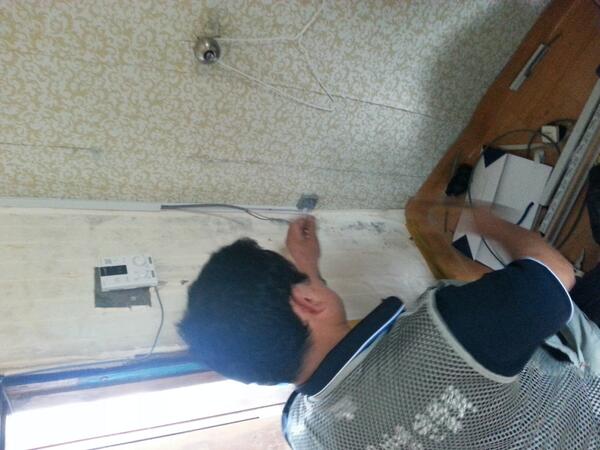 2011110718's tweet photo. 희망온돌 프로젝트 <행복한 방 만들기 사업>
거동이 불편하셔 스위치를 키시는 것조차 하실 수 없어
밤이되면 촛불을 켜고 지내셨답니다ㅠ
효자 자율방범대에서 어르신 스위치를 저~~기 밑으로 내려드렸어요! http://t.co/9cS5WmZE8H