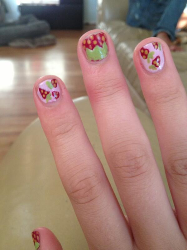 rachelkfjshdhs's tweet image. I jammed my middle finger today now how will I flip people off 💔 #rifleproblems