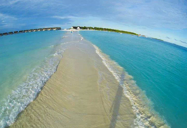 Hannah_Cusack's tweet photo. “@AmazingEarthPic: Natural walkway in Maldives!  #Amazing http://t.co/oxwbHextP9” will definitely go here at some point 😍
