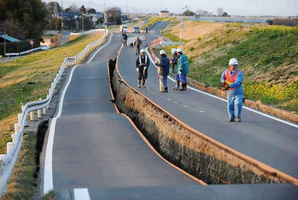 AmazingEarthPic's tweet photo. Aftermath of an earthquake in Japan. http://t.co/fSZtbvPseQ