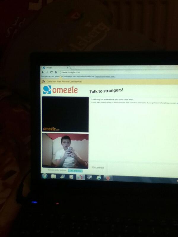 Fifarandomzz's tweet image. This is what broke my laptop seeing a man inside a chicken now got to wait to Christmas to get a new 1 :(