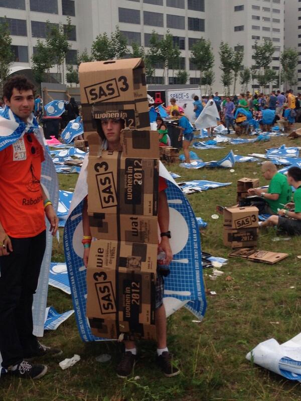 JvdW040's tweet image. Gisteren liep er een heuse ridder p het SPACE-S terrein tijden #intro040 #SPACE040