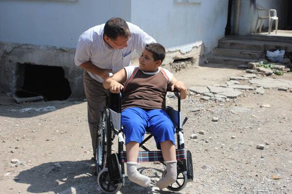 Suriyeli küçük bir kardeşimizi mutlu ettik. Engelliler Platformu olarak umut dağıtmaya devam ediyoruz.