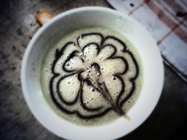 Panas-panas jus apukat