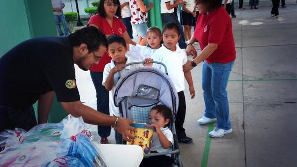 RotaractMerida's tweet photo. Regreso a clases, muchas gracias a todos los que lo hicieron posible! http://t.co/fKWQeE9H7L