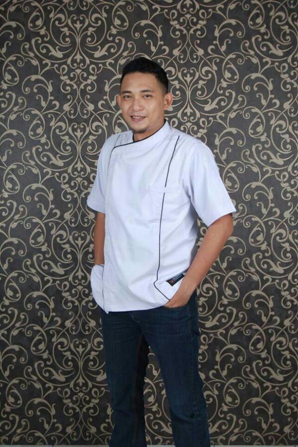 blackchefcoat's tweet photo. Brian (runner up MCI3) white chef coat design by @blackchefcoat http://t.co/I9HiNgF6w7