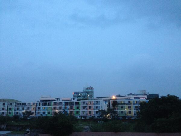 zoyole's tweet photo. 空气无限好,只是快天黑![哈哈][哈哈][哈哈] http://t.co/uHlHDF3cUo