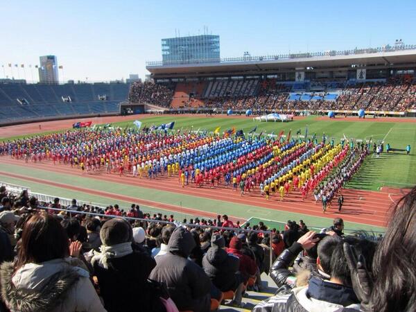 この夏も高校野球が話題となった。しかし、高校野球に負けないくらい高校サッカーだってドラマがある。選手たちの涙、汗、笑顔は高校野球には負けていない。高校生たちが3年間国立競技場を目指して戦っている。そんな高校サッカーが好きな人RT