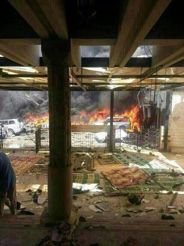صورة - تفجيرات استهدفت مساجد "سنية" ومنازل قيادات في #طرابلس شمال #لبنان ، نتج عنها سبعة قتلى وعشرات الإصابات .

-
