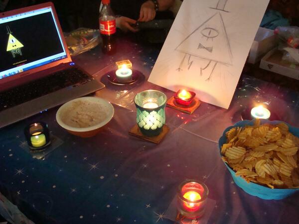 “<a href="/Hammerzmith/">Sara Hammerzmith</a>: This is how we in Sweden celebrate new episodes of Gravity Falls ” Doin it RIGHT #snackrifice