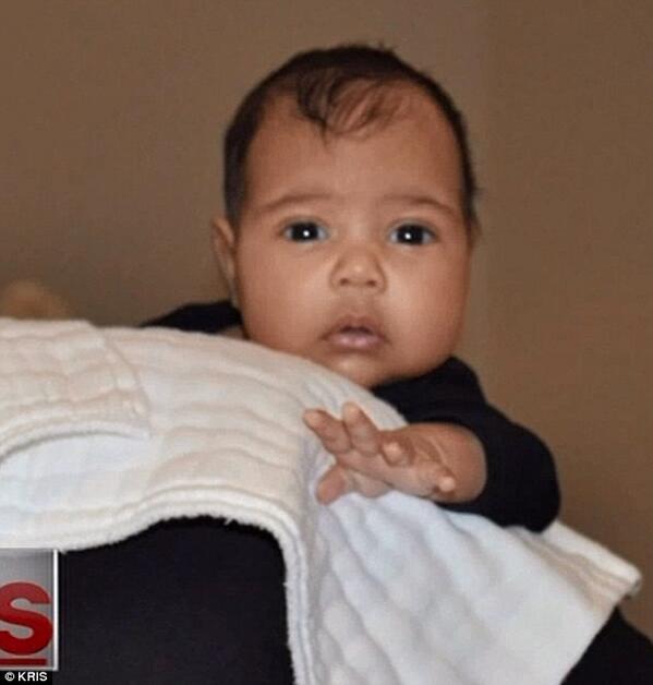 DailyMailCeleb's tweet image. Kanye reveals first photo of Baby North West on @KrisJennerShow dailym.ai/1c0IzED