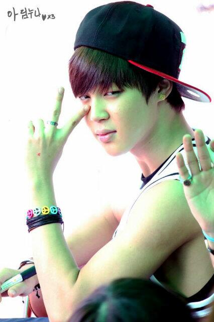Bangtan_RP's tweet photo. ono pake gelang yg suka di tukang jepit ye RT @_BTSJimin_: Peace sign #BTSShowRPTL @BangMinah_93_13 http://t.co/fh8mFTuwb5