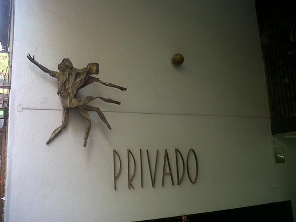 banner0910's tweet photo. Uruguay y Corrientes en la pared de un garage y de paso a metritos se pueden sentar con Olmedo http://t.co/D94MDzllIb
