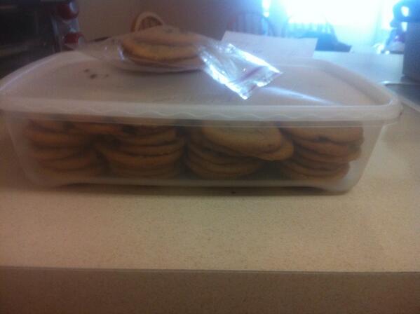 stefondrah's tweet image. My boyfriend's mom made us cookies and he says I'm only getting what's in the baggie 😤😡😒 #HeGoneLearnToday