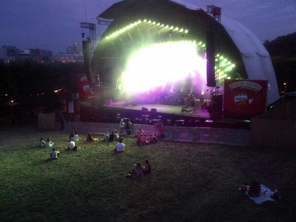 Y'a vachement de monde au concert d'Alex Hepburn #rockenseine