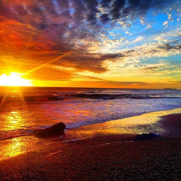 The sun goes down at Rocas de Santo Domingo, #Chile. Incredible photo via <a href="/v35na/">Vesna Kujundzic</a>