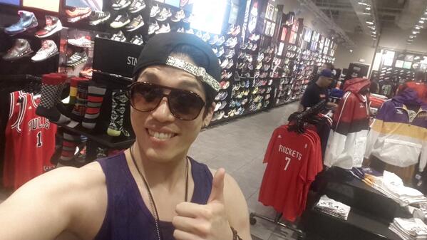 2AMCHANGMIN_b's tweet photo. 신발많은곳=창민이 천국 ㅋㅋ LA 의 프리타임~ 이거슨 천사의 미소 ㅋㅋㅋㅋㅋㅋㅋㅋ  천국이다.. 천국 ㅋ http://t.co/9cPmjapvZj