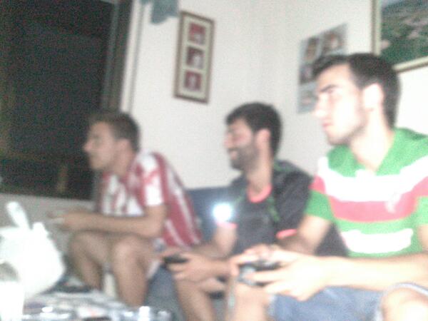 b_roman21's tweet photo. Noche remember tirando de pro con @jongazte @ibai_stz @jvrquiroga @jonherpr @d_santos87 y aleeeeexisssssss http://t.co/4aRt6bPPCH