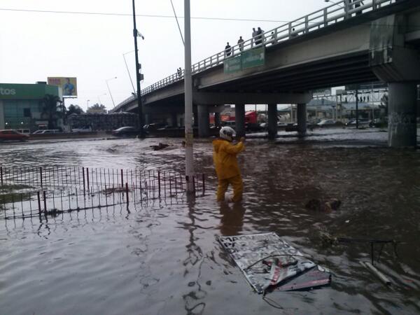 cico_19's tweet photo. @Trafico_ZMG Periférico y M. Otero http://t.co/0lipVrzdw9
