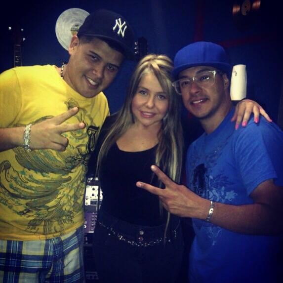 anddyramirezz's tweet photo. @luigicalderon1 @CINTHYARCILA en el estudio con la vos de oro una mamacita http://t.co/vI1tTGOC5c