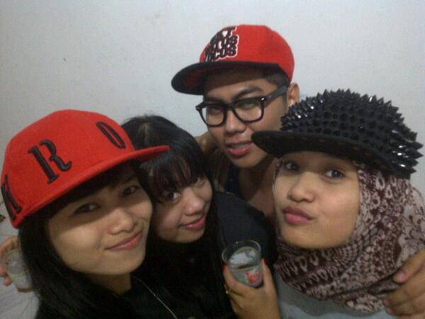 artikadewi's tweet image. Ngeri beloki minumx haha RT "@arygege: @wahyuvatomi @febbymada @artikadewi #Disket http://t.co/D0zsOQOlWO"