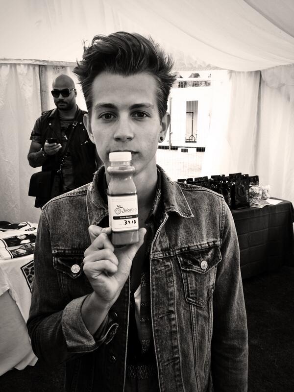 JamesMcveyBot's tweet image. “@TheVampsJames: Yummy @juicelifedrinks http://t.co/QoJbcirq1S”