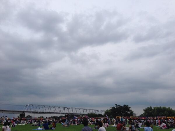 bluephantom1105's tweet photo. 花火大会会場到着！
あと一時間待機。 http://t.co/ptHmWk49dN