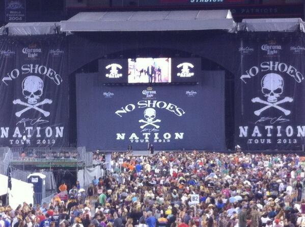 eahubert1972's tweet image. just got back from countryfest, it was awesome #NoShoesNation #KennyChesney