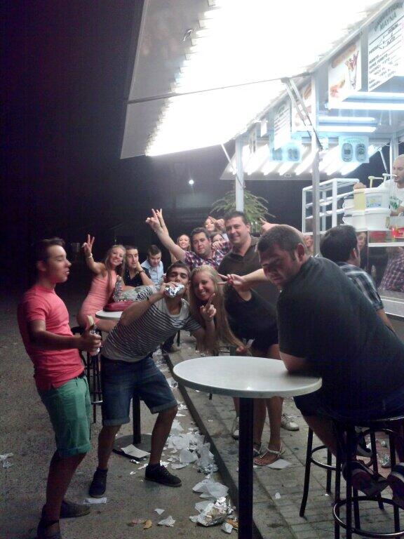 marta_geminis's tweet photo. “@victorchovo: Toda @HigueraCity en la feria de quintana!!!! Ole ole y ole!!!!!! http://t.co/7JYHON0juk”higuera entera de borraxera!!!