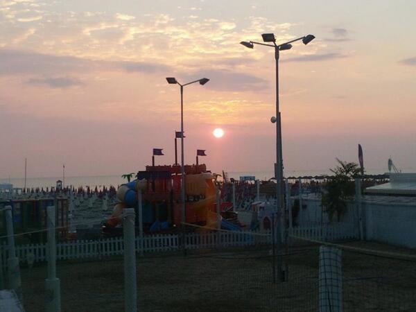 LeRoseRimini's tweet photo. Una giornata che inzia con questi colori.. promette bene.... Buongiorno!! http://t.co/8eHK2oJiBa