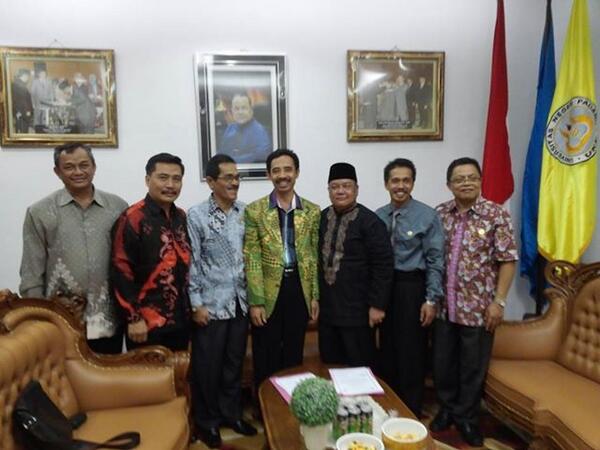 Rektor UNP dan UNIBA beserta jajaran setelah penandatanganan MoU