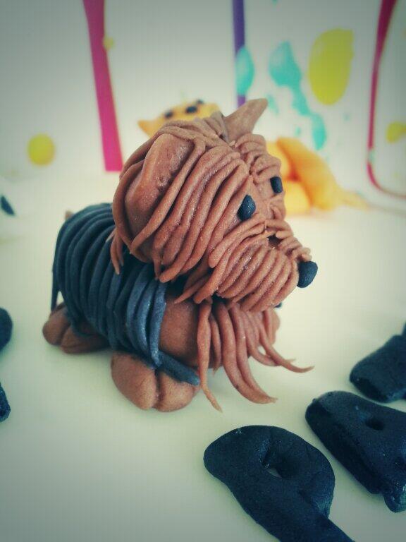 Lasgt's tweet photo. Perrito de fondant, que lindo esta! http://t.co/lnpunFhJM2