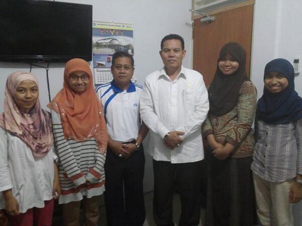 Team Debate bahasa Inggris UNP Afnesha Noveriana Chang, Widya Febrina, Desty