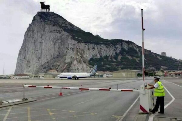 josemarmcf's tweet photo. Así amaneció Gibraltar hoy. Jajajajajaja http://t.co/C7JcRzELnc