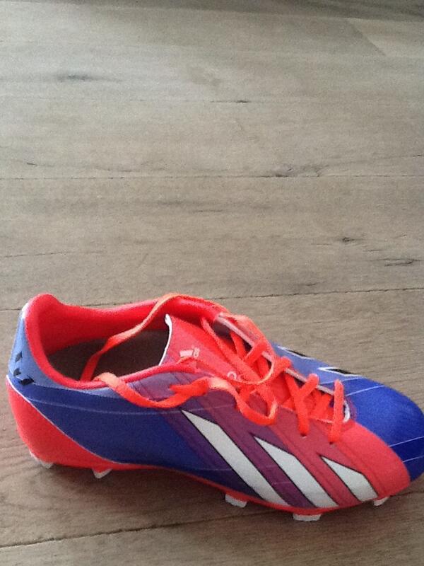 Emilio_nr14's tweet photo. Nieuwe voetbalschoenen #mooi http://t.co/sfiyJQGkcI